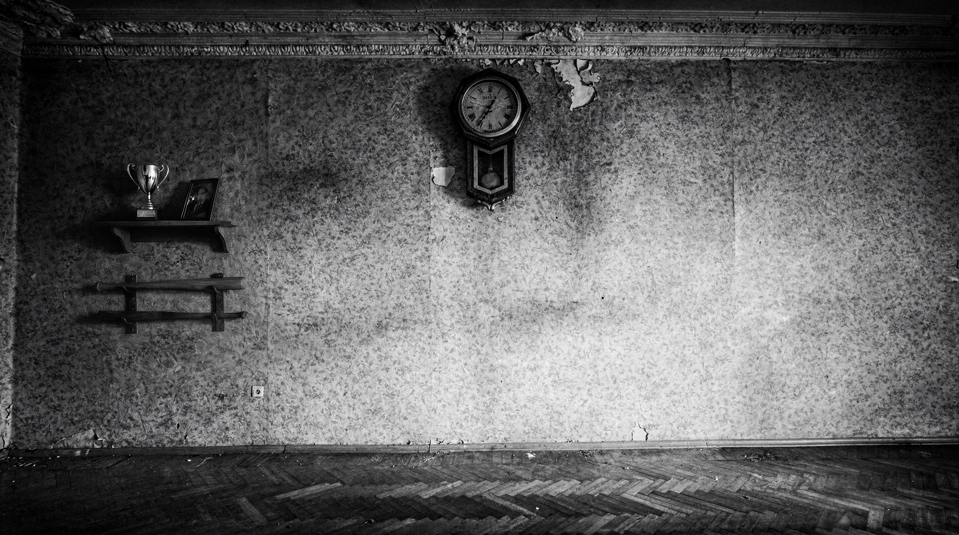 m3_opposite_wall_v1 — обои, паркет, часы по центру