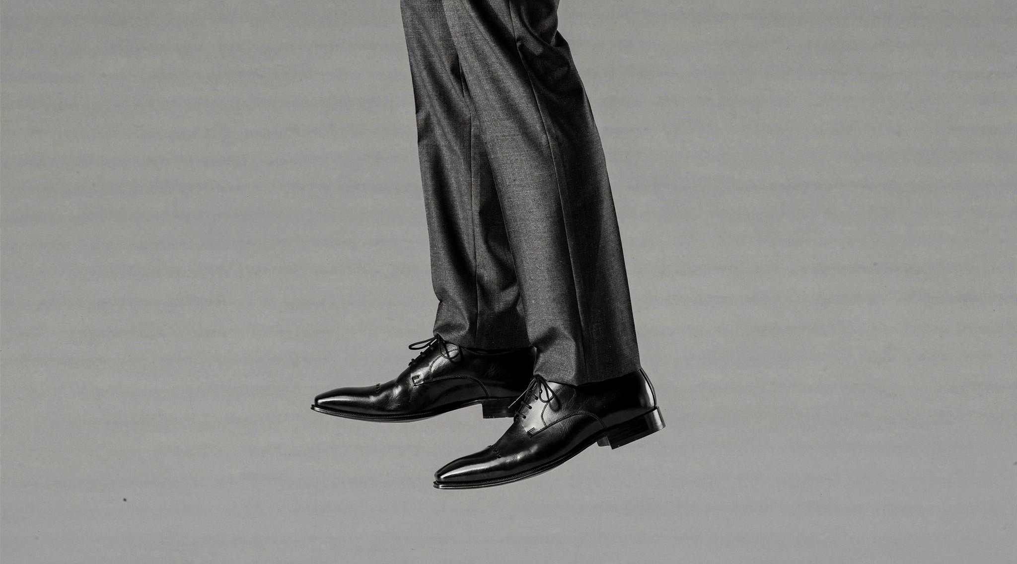 body_ref_side_legs_v2 — две ноги, профиль, в воздухе