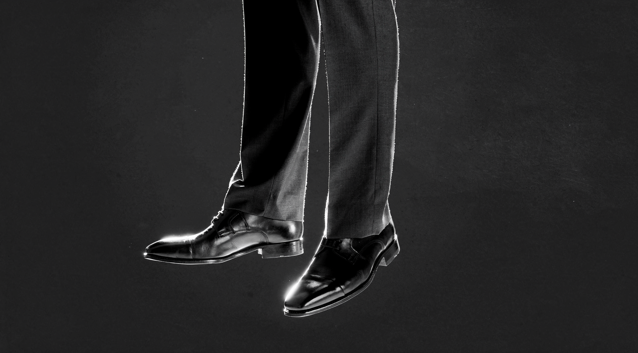 body_ref_side_legs_v3 — расслаблены, контровой с rim light