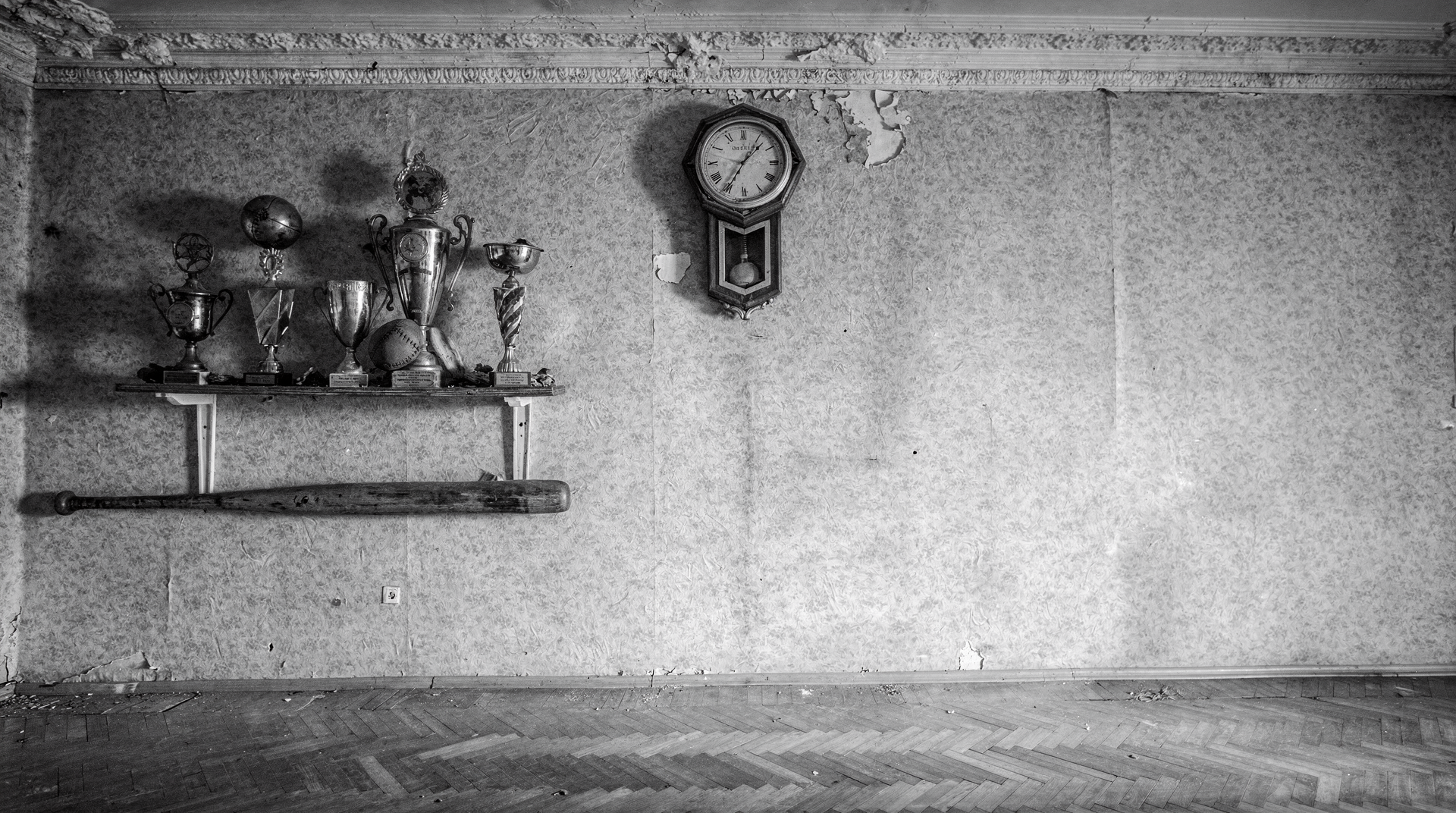 m3_wall_with_bat_v1 — Flux: бита для великана, футбольный мяч