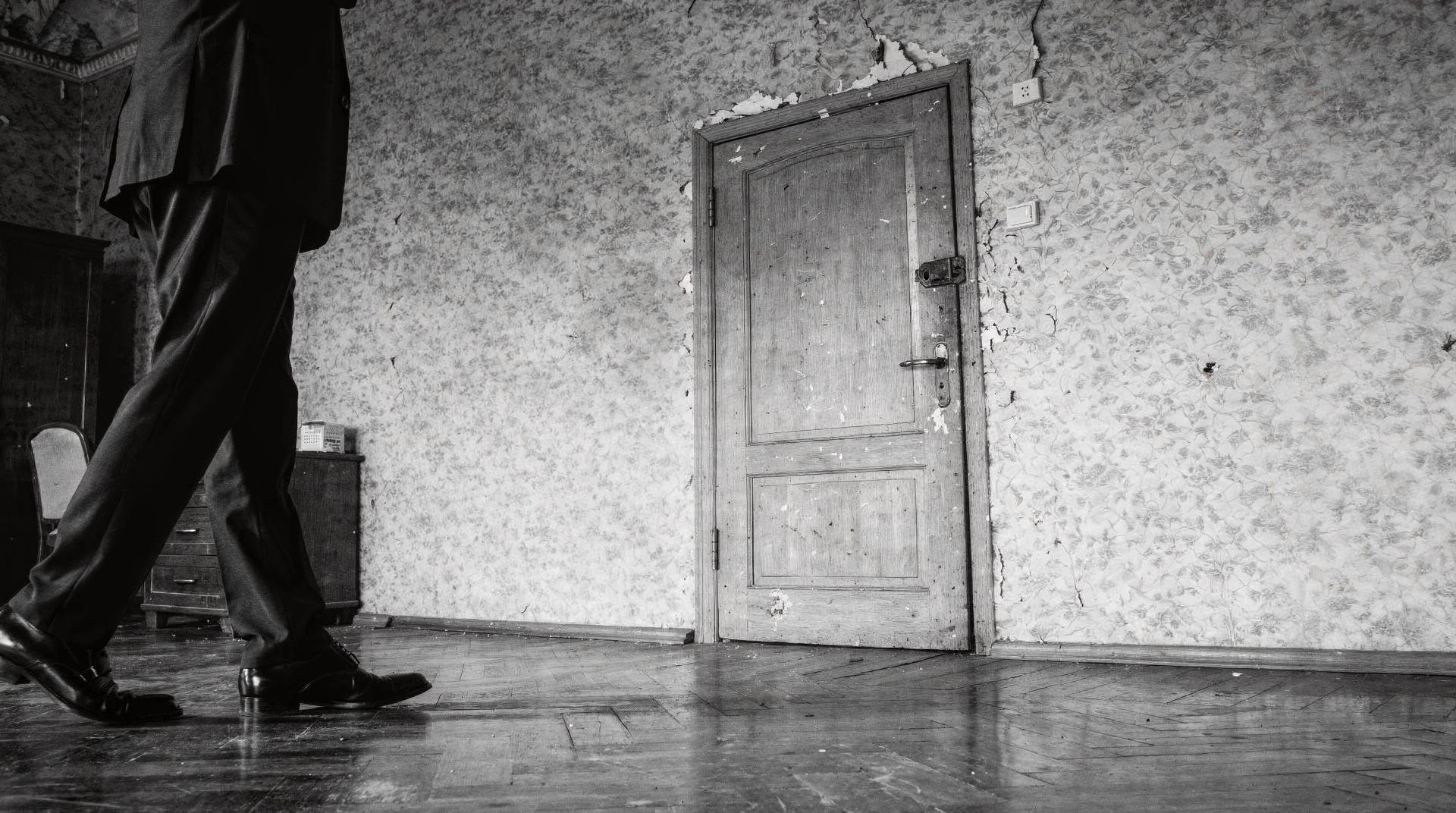 shot1_door_legs_flux_v1 — Flux: ноги стоят, идут