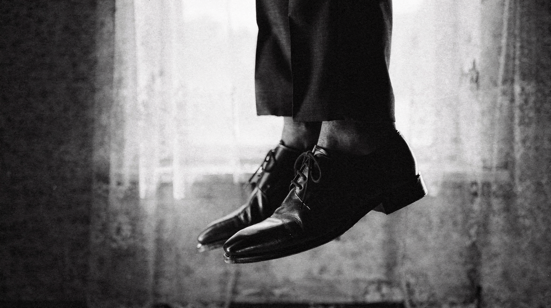 shot_legs_backlight_dof3_flux — сильнее DOF, голые щиколотки