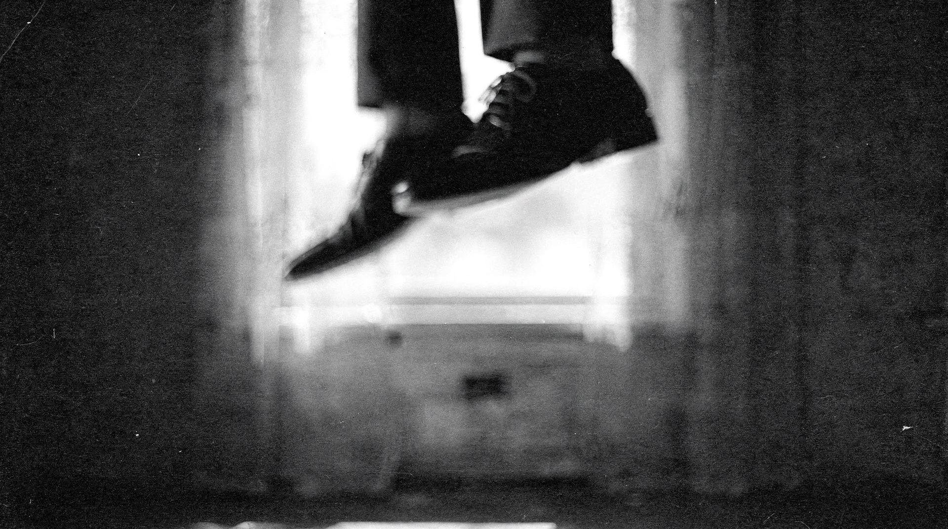 shot_legs_backlight_dof4_flux — штаны ок, ботинки в расфокусе