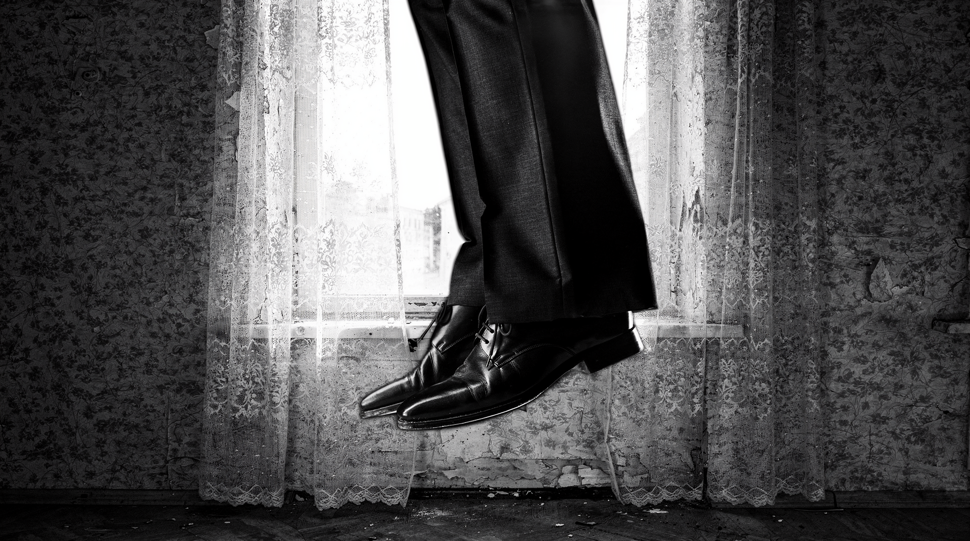 shot_legs_backlight_dof5_flux — штаны+ботинки резко, фон резкий