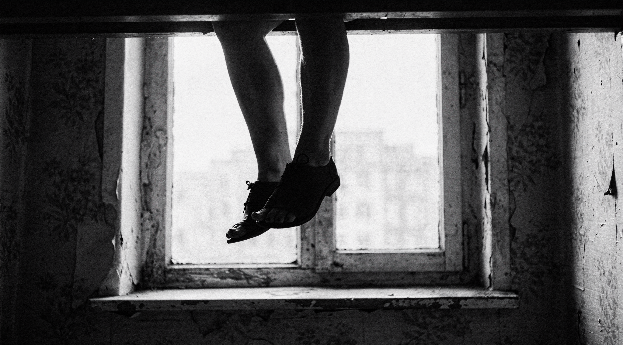 shot_legs_backlight_flux — Flux, ноги на подоконнике