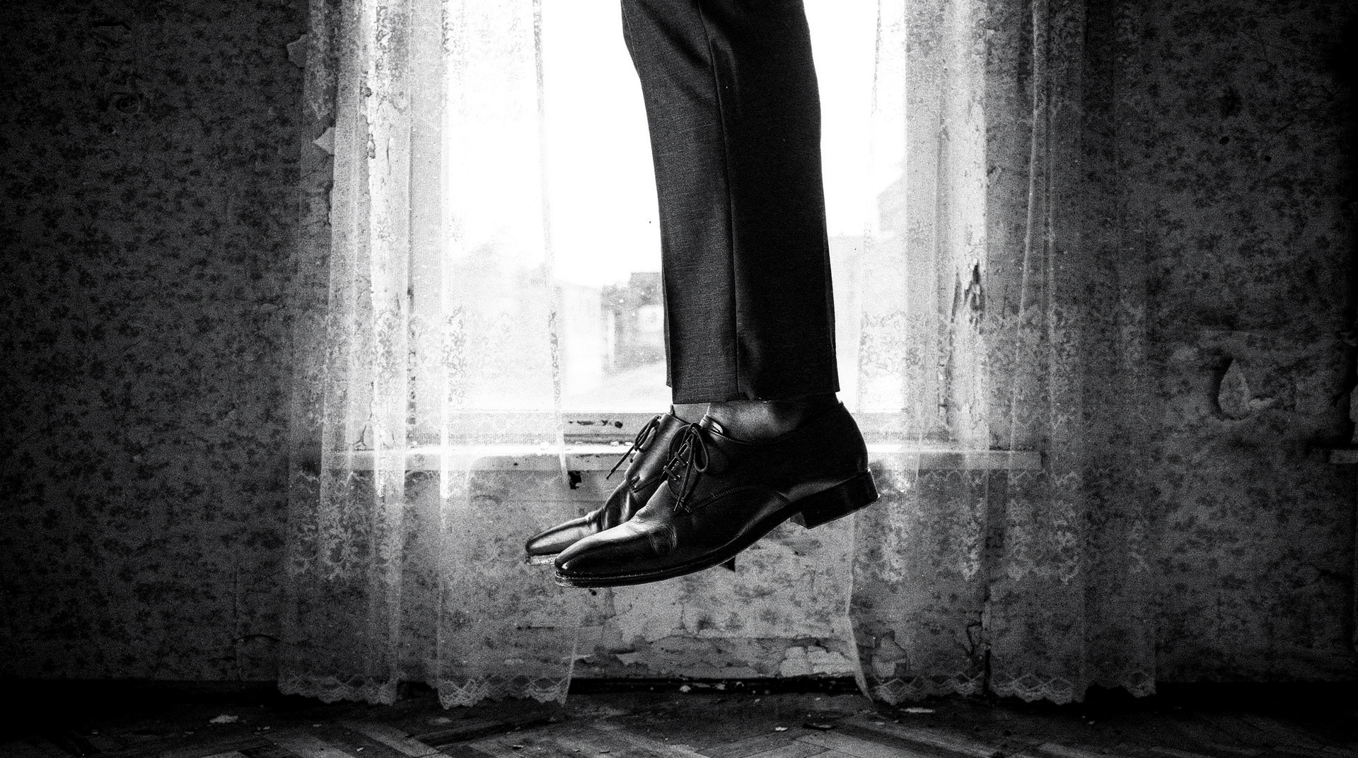 shot_legs_v6a_flux — костюм+кожаные ботинки, фон резкий