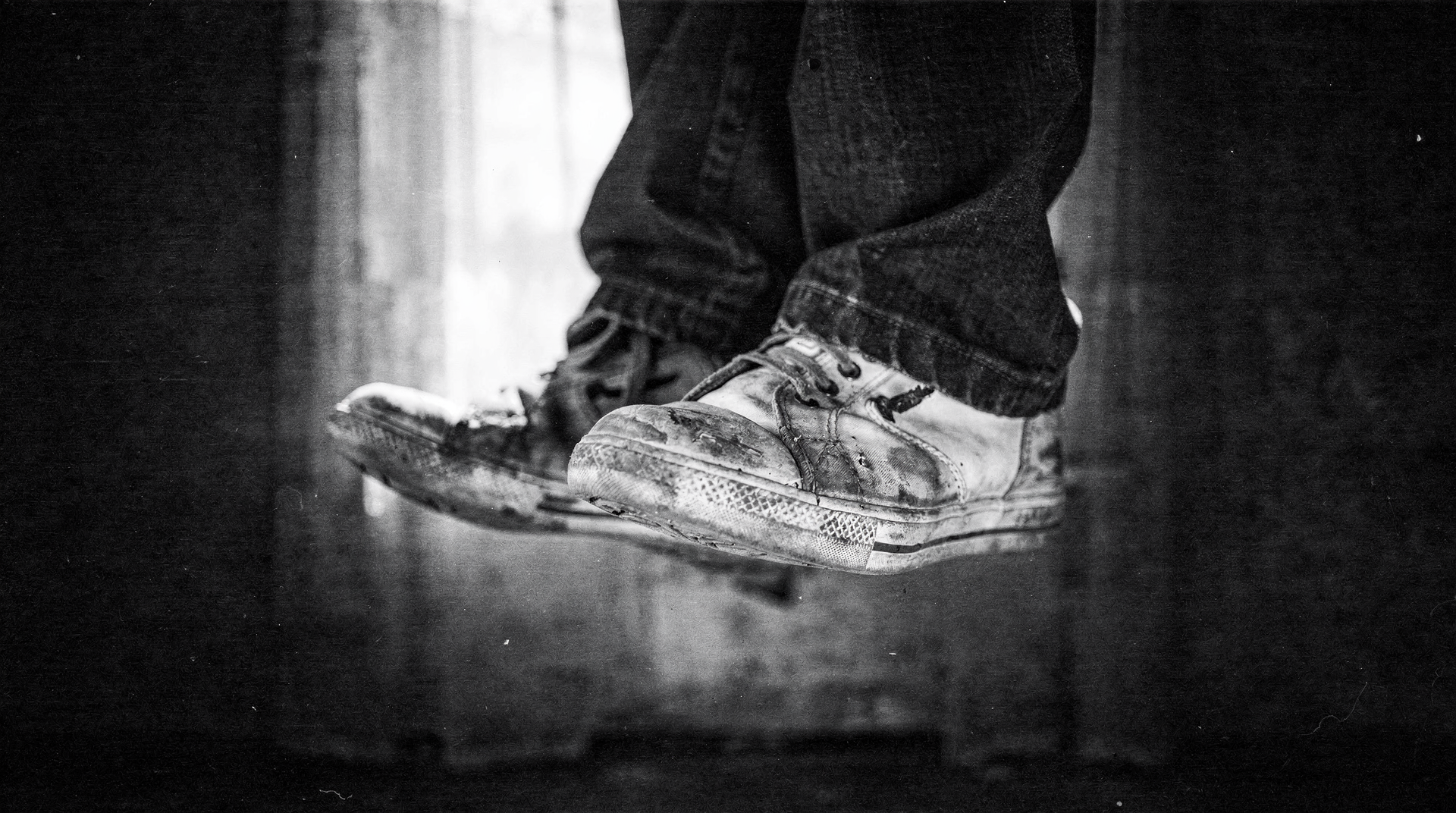 shot_legs_v6b_flux — джинсы+кеды, DOF наконец-то