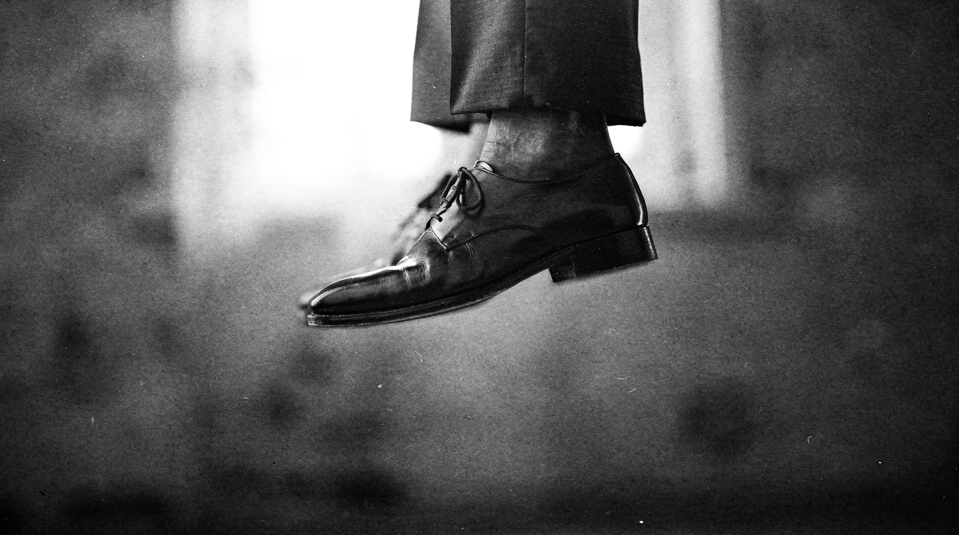 shot_legs_v7a_flux — костюм+туфли+DOF, но щиколотка