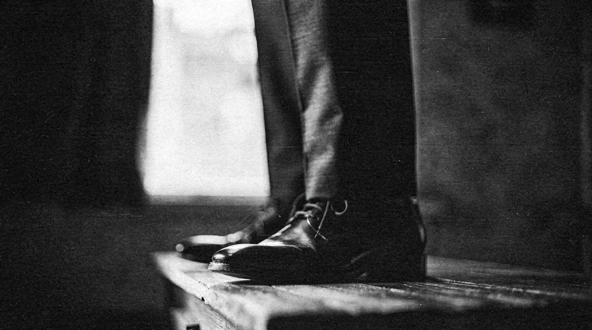 shot_legs_v7c_flux — full break → стоит на полу