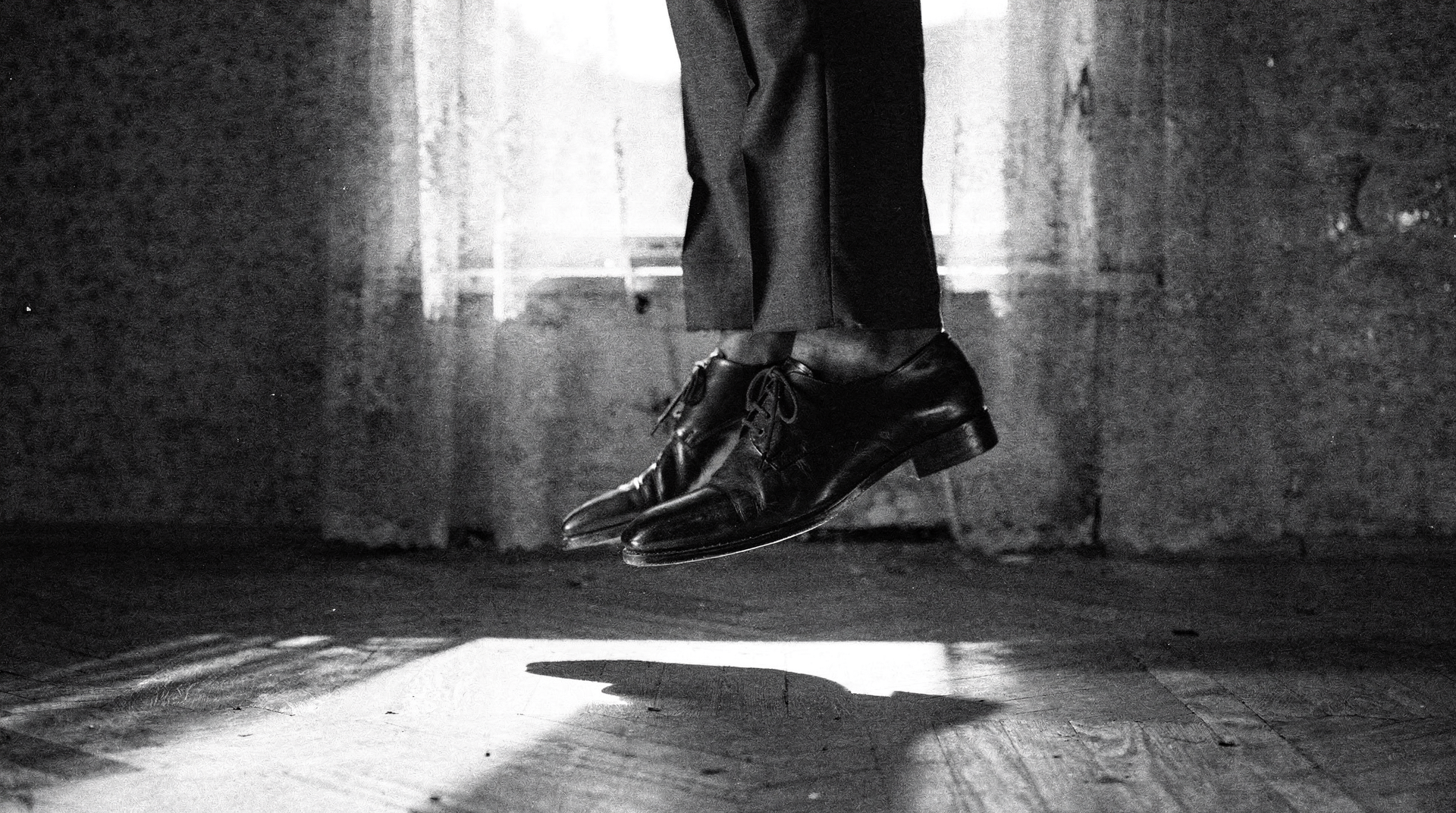 shot_legs_v7e_flux — camera looking up